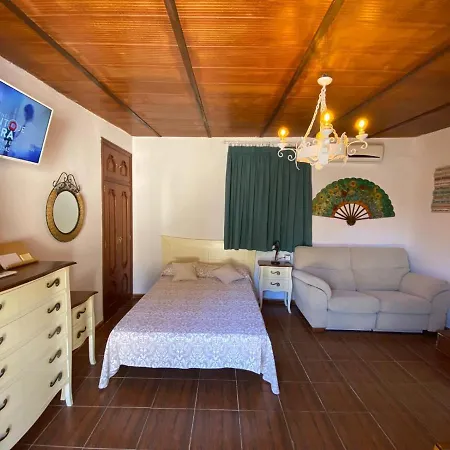 Estudio Coqueto Con Cocina, Bano Y Piscina De Temporada Compartida, A 8km De Cordoba, En Plena Sierra,by Trassierrarooms Apartment Cordoba