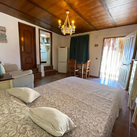 Estudio Coqueto Con Cocina, Bano Y Piscina De Temporada Compartida, A 8km De Cordoba, En Plena Sierra,by Trassierrarooms Apartment Córdoba